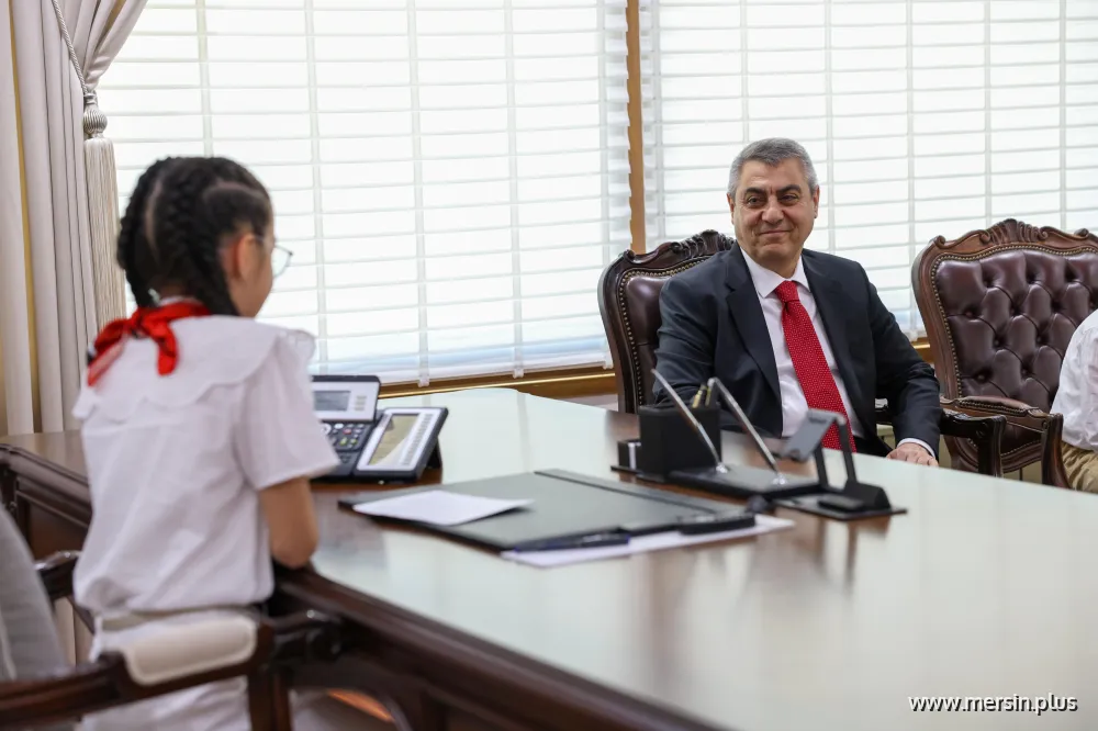 Çocuk Bayramında Duygulandıran An: Vali Toros Koltuğunu Öğrenciye Emanet Etti
