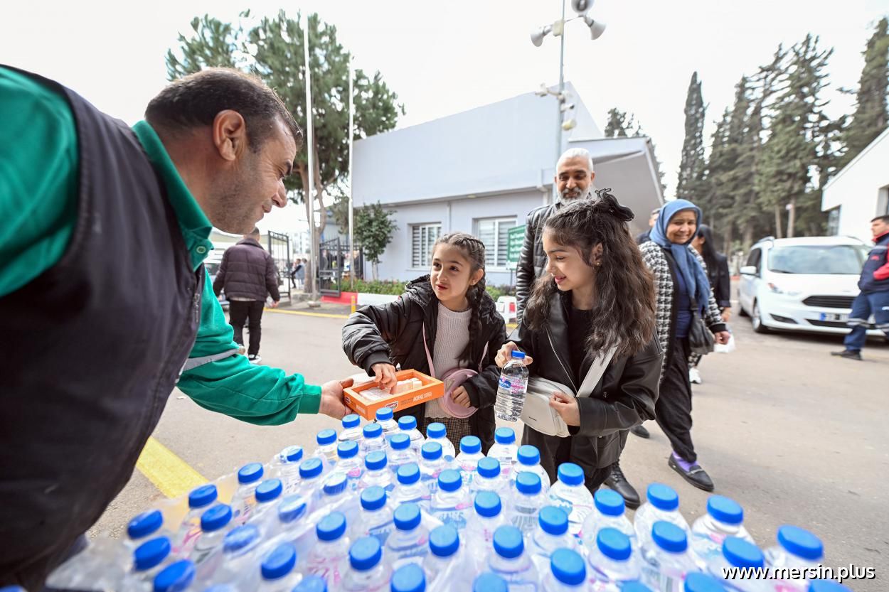 Büyükşehir Ekipleri Bayram Boyunca Mezarlıklarda Yurttaşları Yalnız Bırakmıyor