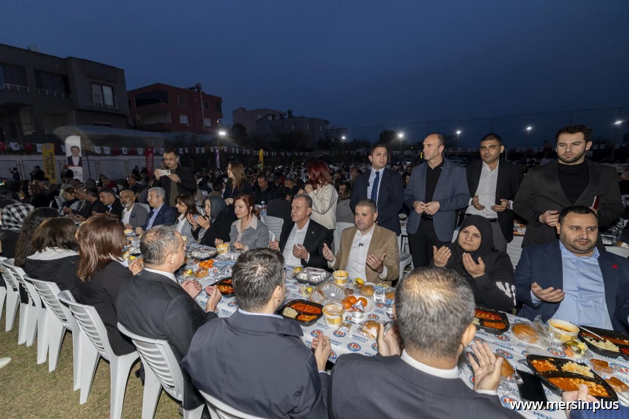Mezitli’de Binlerce Kişilik İftar: Vahap Seçer ve Meral Seçer Vatandaşlarla Aynı Sofrada