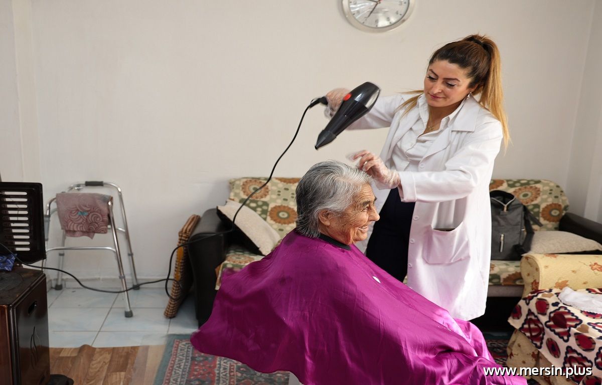 Toroslar’da Bayram Öncesi Yaşlılara Evde Bakım Desteği