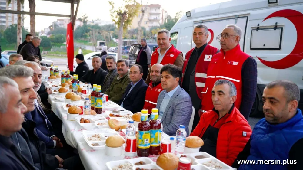 Toroslar’da Eğitim Camiası ve Vatandaşlar Aynı İftar Sofrasında Buluştu