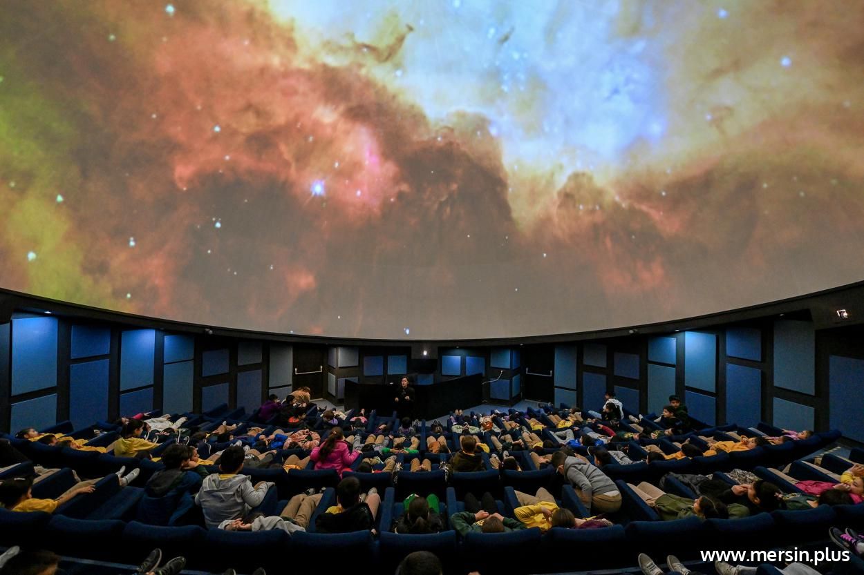 Mercan Bilim Merkezi’nde Yer Alan Planetaryum İle Çocuklar Evreni Keşfediyor