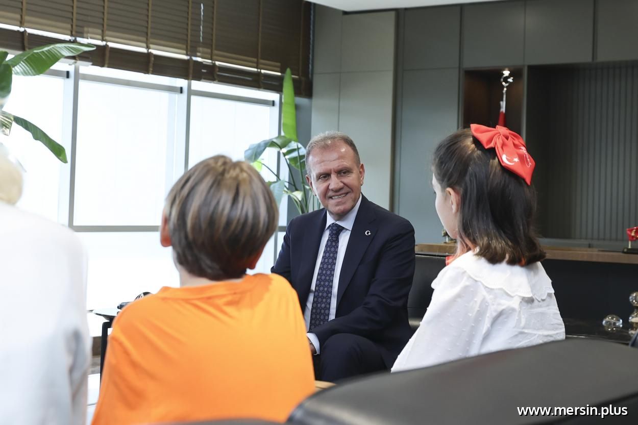 Mersin’de 23 Nisan Coşkusu: Öğrenciler Başkan Seçer’in Koltuğuna Oturdu