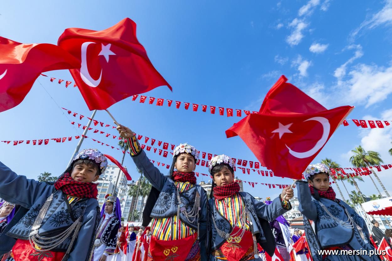 Mersin’de 23 Nisan Kutlamalarında Duygu Dolu Anlar: Seçer’den Önemli Açıklamalar