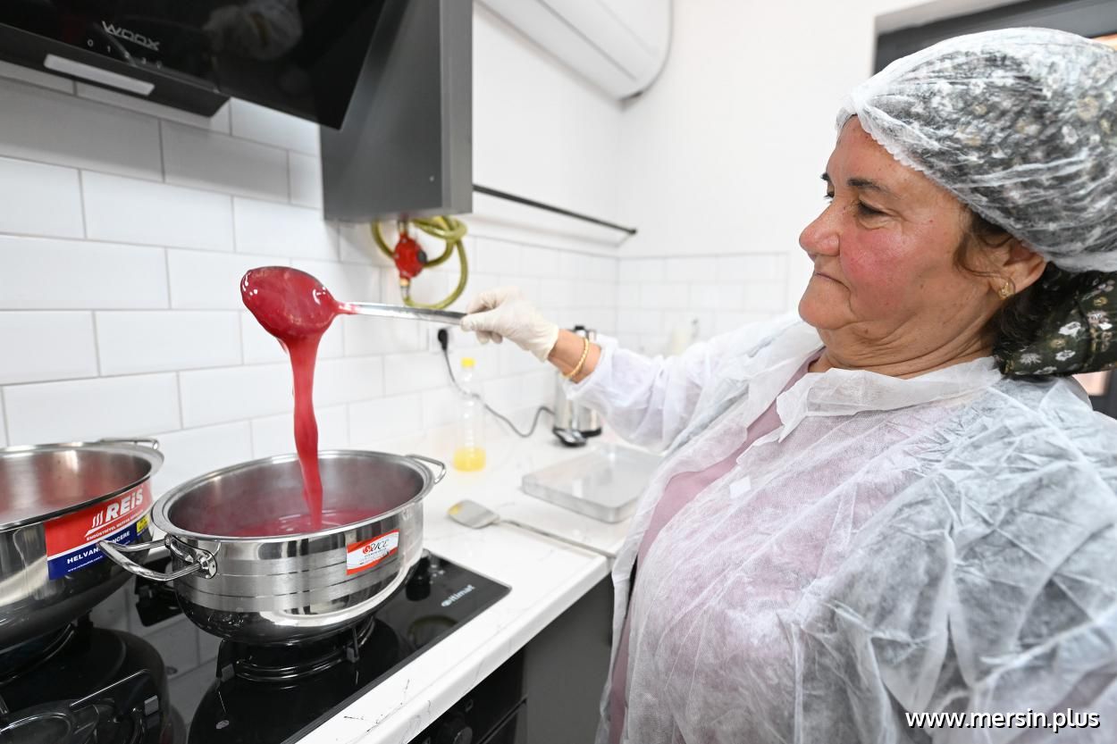 Mersin Kan Portakalı Lokuma Dönüştü: Hamzabeyli Atölyesi’nde Kadın Emeği Ön Planda