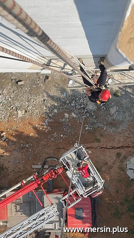 . Mersin Büyükşehir İtfaiyesi’nden Kritik Müdahale: 10. Katta Kurtarma