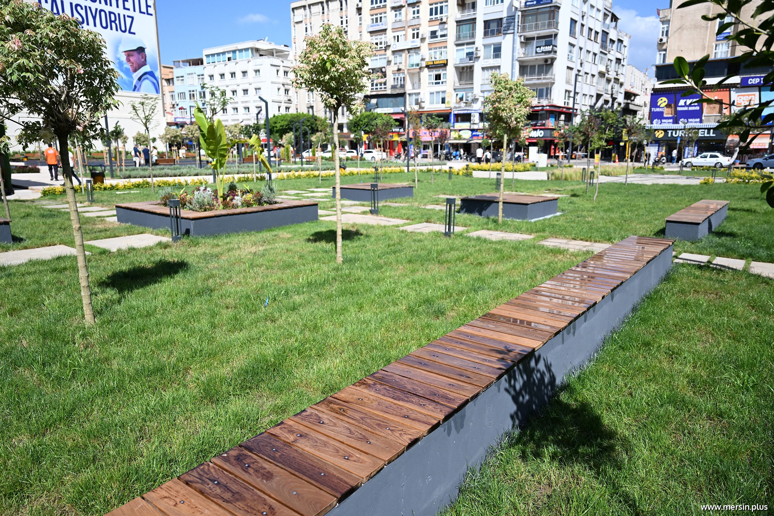 Mersin’de Kırmızı Lacivert Kent Meydanı Vatandaşların Hizmetine Açıldı