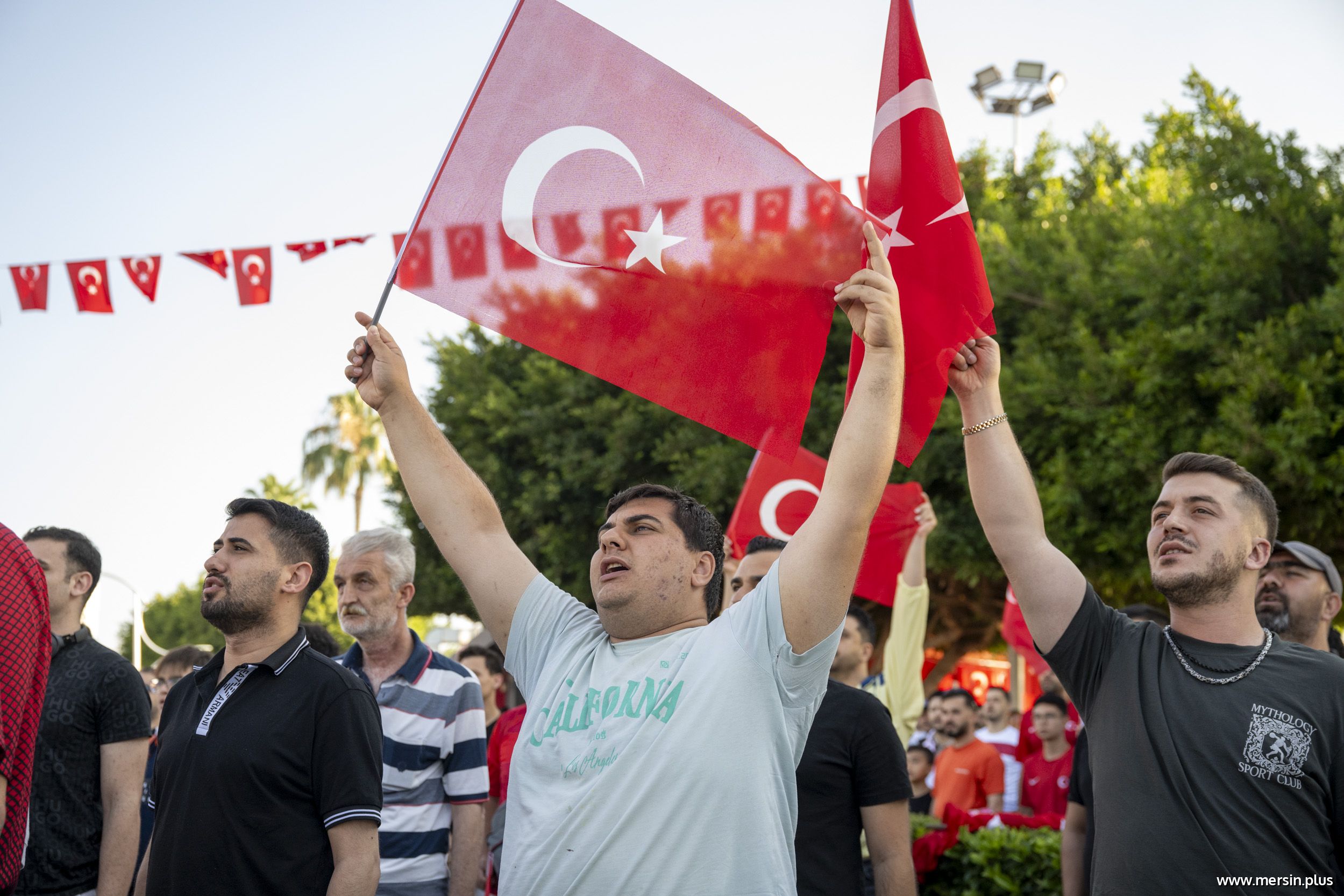 Mersin Büyükşehir’in Dev Ekran Etkinliğinde Milli Maç Coşkusu Sahile Taştı