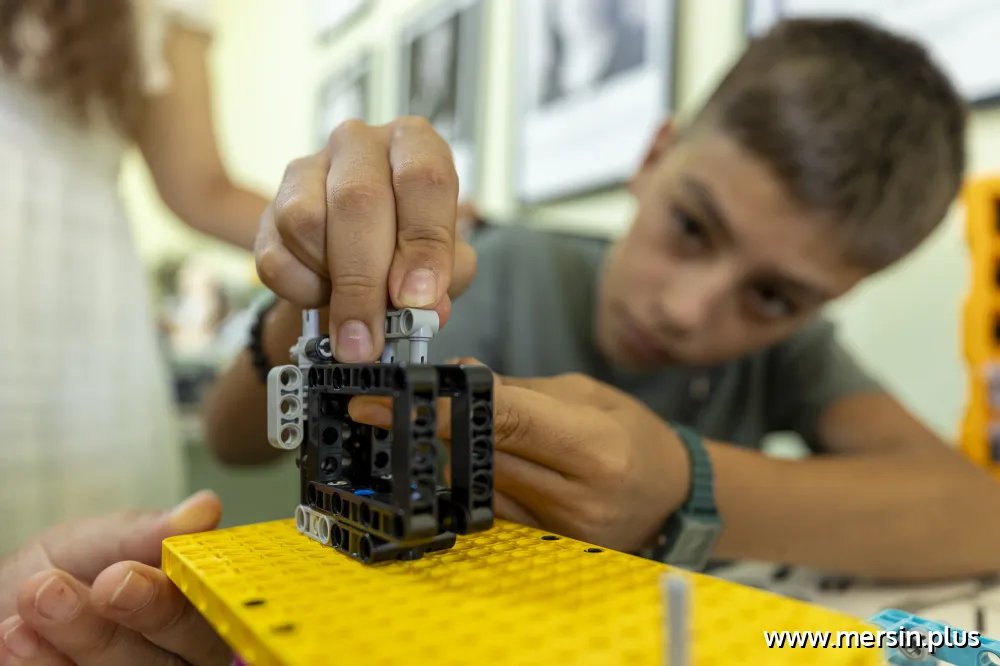 Mersin’de Çocuklar Rubik Küp Çözen Robot Tasarladı