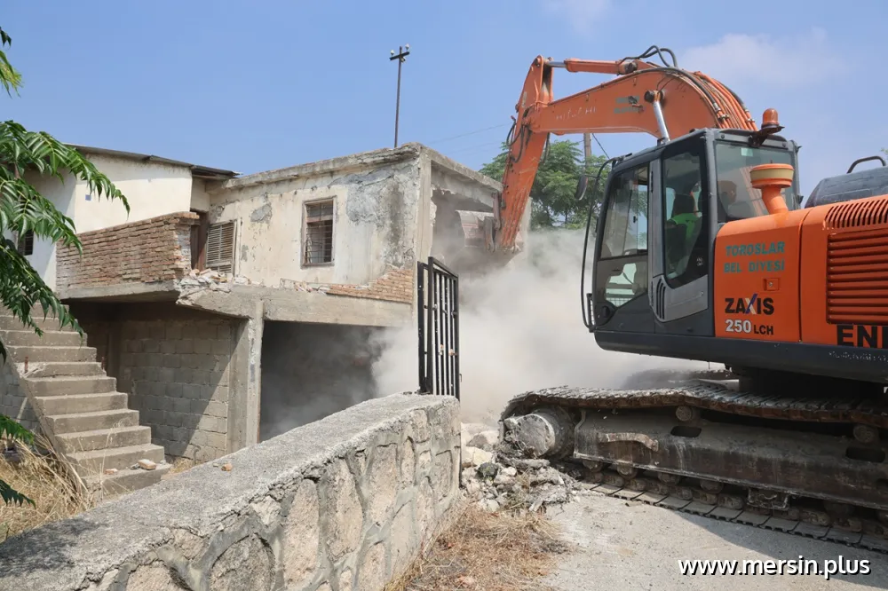 Toroslar metruk binalara geçit vermiyor: 10 yapı daha yıkıldı