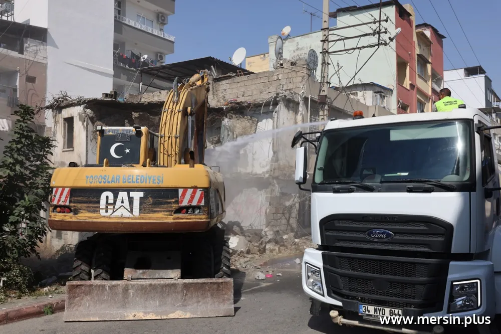 Toroslar’da Metruk Yapılar İçin Yıkım Çalışmaları Sürüyor