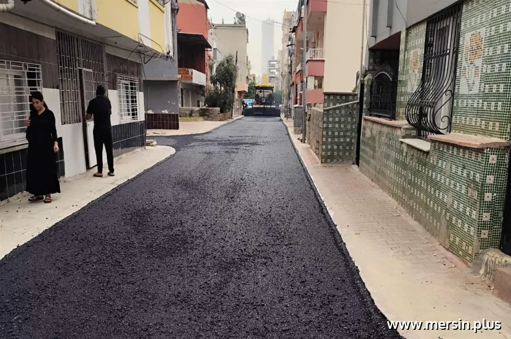 Akdeniz Belediyesi’nden Dev Yol Çalışması: Akdeniz’in Sokakları Sıcak Asfaltla Yenileniyor