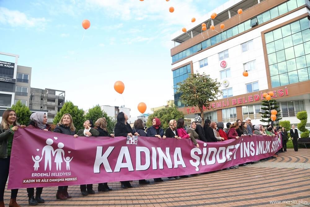 Erdemli Belediyesi Kadın Personelleri ‘Kadına Şiddet İnsanlık Suçudur’ Pankartı Açtı