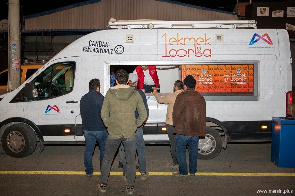 Sabah saat 5’de başlayan ‘1 Ekmek 1 Çorba’ ikramı tarım işçileriyle buluştu
