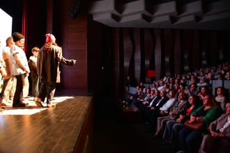 Vali Ali Hamza Pehlivan Sokaklarin Catisi Yok Adli Tiyatro Oyununu Izledi