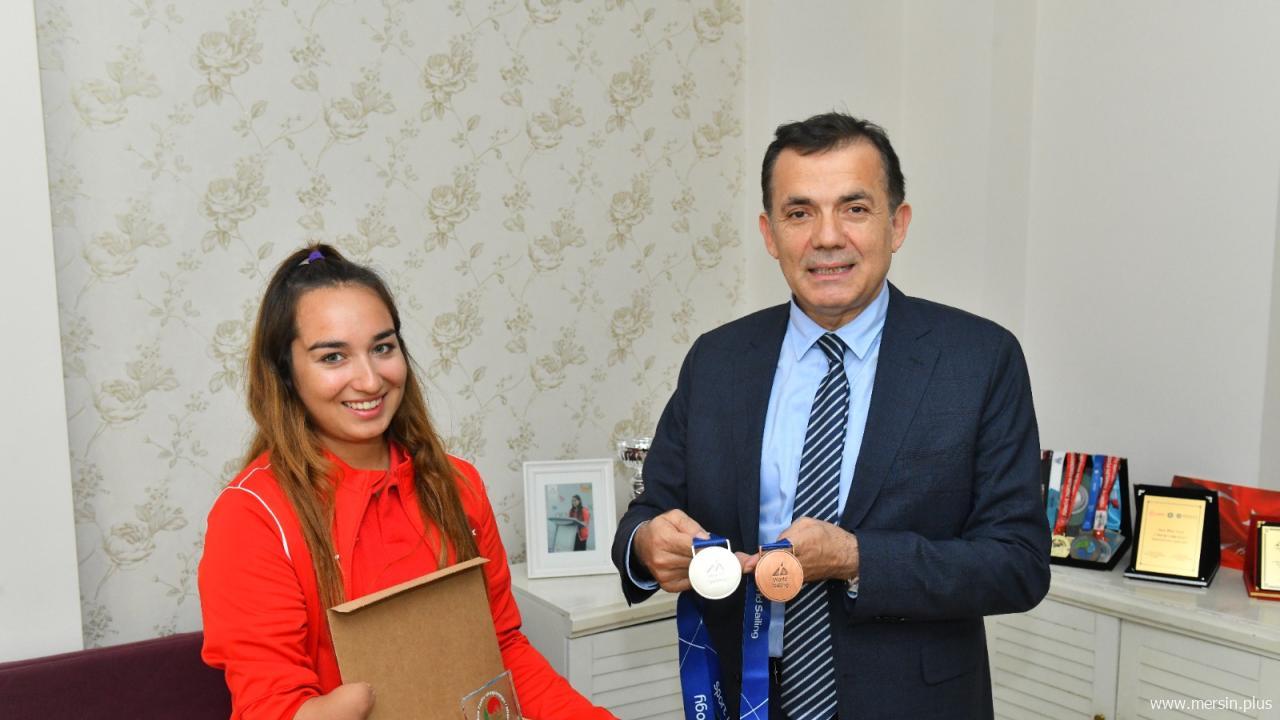 Abdullah Özyiğit Dünya İkincisi Olan Miray Ulaş’ı Evinde Ziyaret Etti