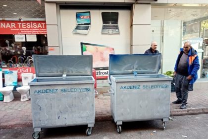 Akdeniz Belediyesi Ekipleri Deforme Olmus Cop Konteynirlarini Yenisi Ile Degistirip Zarar Gorenleri Tamir Etti