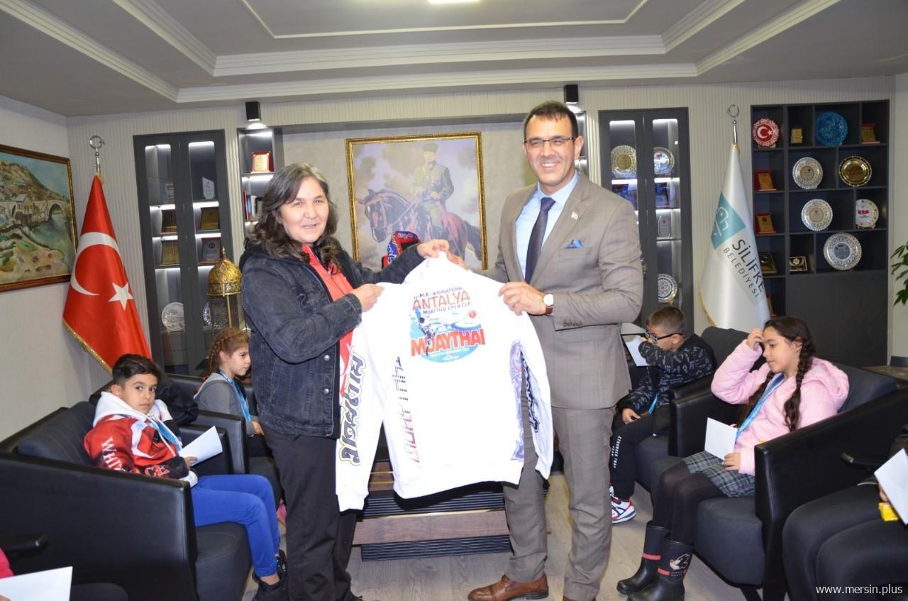 Avrupa Kupasında 17 Kupa Kazanan Silifke Belediye Spor Kulübü Muaythai Takımı Belediye Başkanını Ziyaret Etti