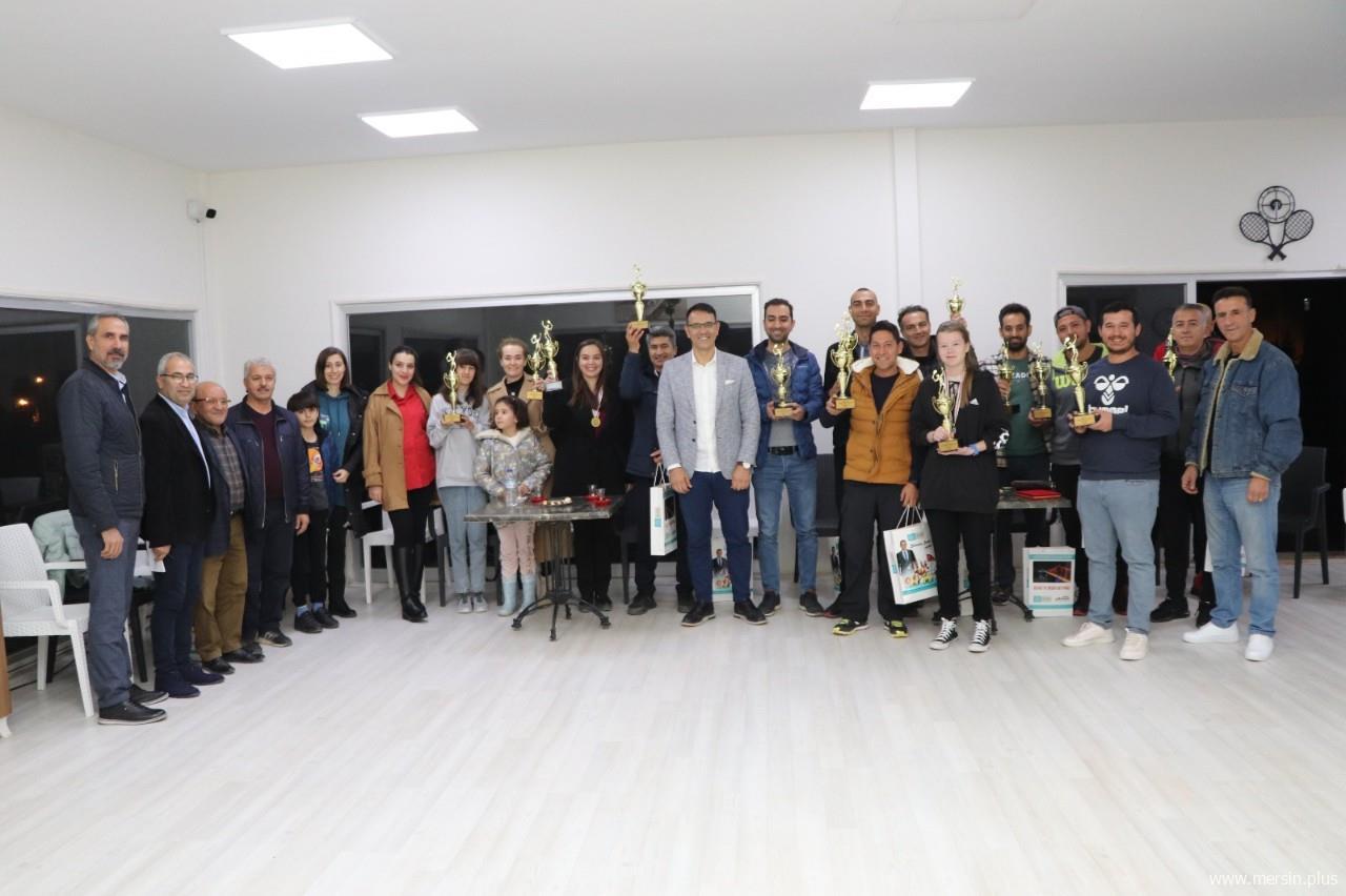 Silifke Tenis Kulübü Başarılı Tenisçiler Ödüllerini Belediye Başkanı Sadık Altunok’un elinden aldılar