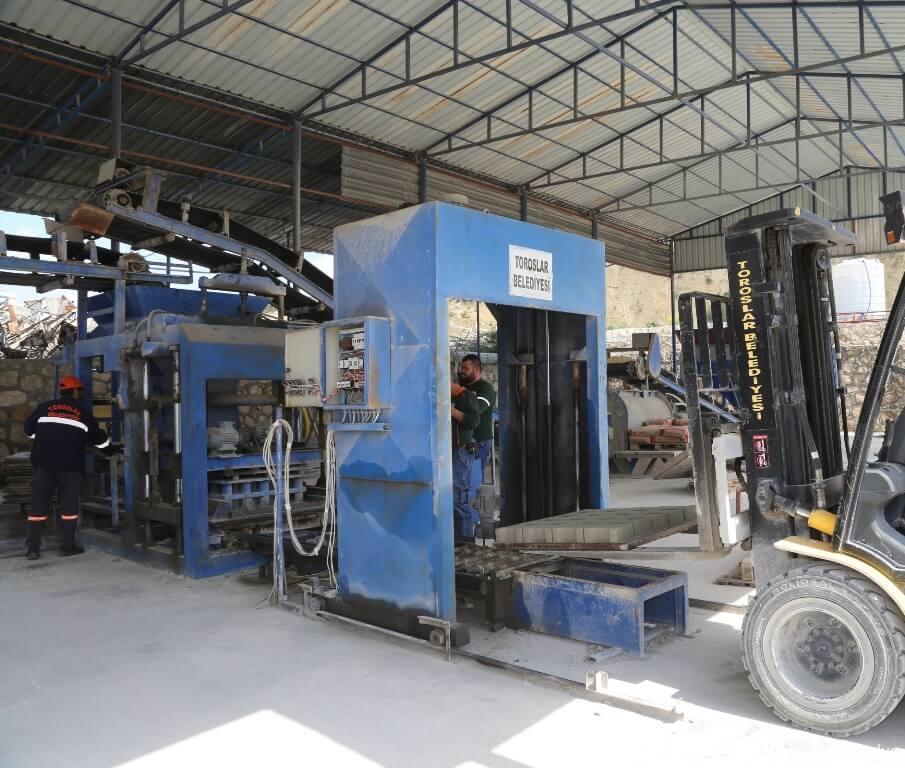 Toroslar Belediyesi, Yol Yapım Çalışmalarında Kendi İmalatı Olan Kilit Parke Taşlarını Kullanıyor