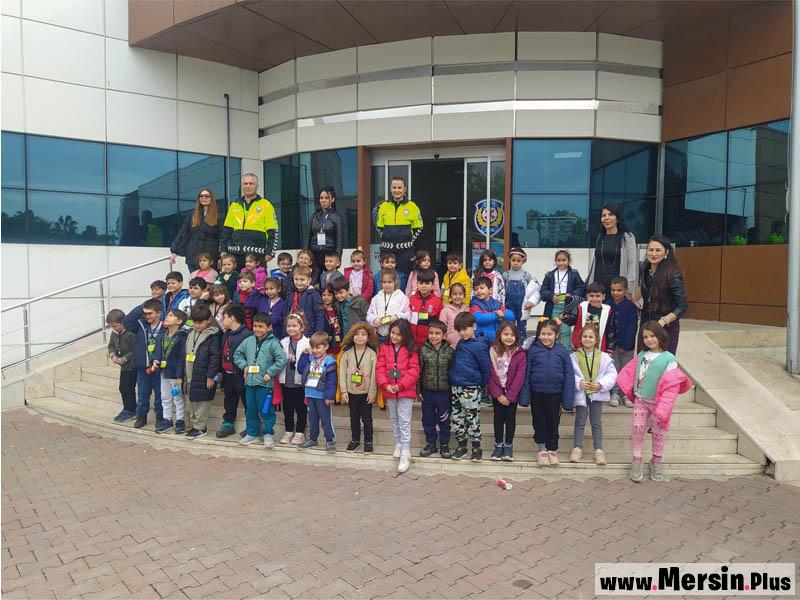 Okullarda Öğrenci - Öğretmenlere,Ticari Taksi Şoförleri ve Motosikletli Kuryelere Yönelik Trafik Eğitimi
