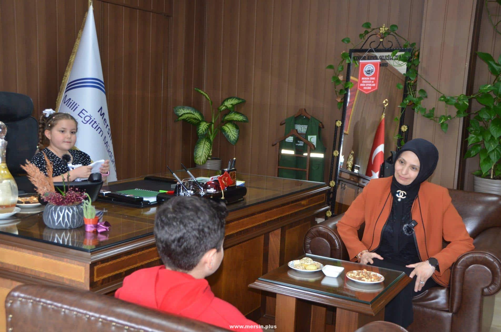 Fazilet Durmuş, 23 Nisan dolayısıyla koltuğunu temsili olarak 1. sınıf öğrencisi Ceren İdil Aydın'a devretti