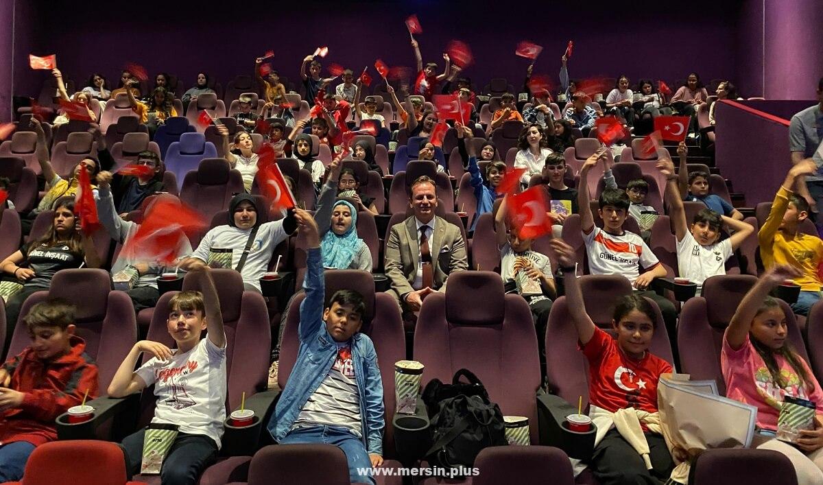 Gülnar'Lı Hiç Sinemaya Gitmemiş 33 Kız 33 Erkek Çocuk “Atatürk” Filmini Izledi