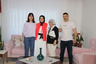 İl Millî Eğitim Müdürü Fazilet Durmuş, Türkiye 2'Ncisi Aleyna Su Karapınar'I Tebrik Etmek Için Evine Misafir Oldu