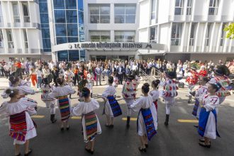 Romanya Halk Dansları Topluluğu Yöresel Dans Gösterilerini Sergiledi
