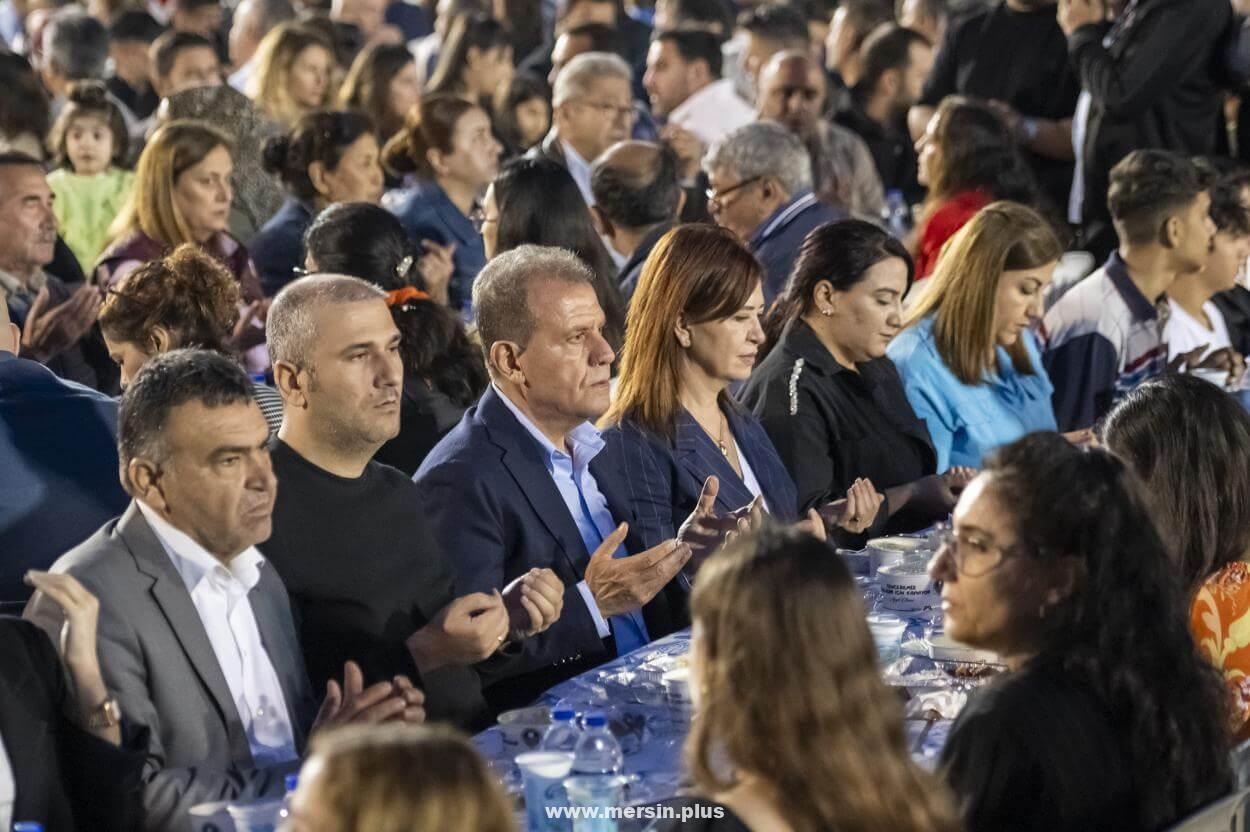 Vahap Seçer, Büyükşehir Belediyesi ve MESKİ personeli ile iftarda bayramlaştı