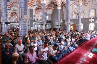 Valimiz Ali Hamza Pehlivan Muğdat Camii’nde Düzenlenen Mevlit Programına Katıldı