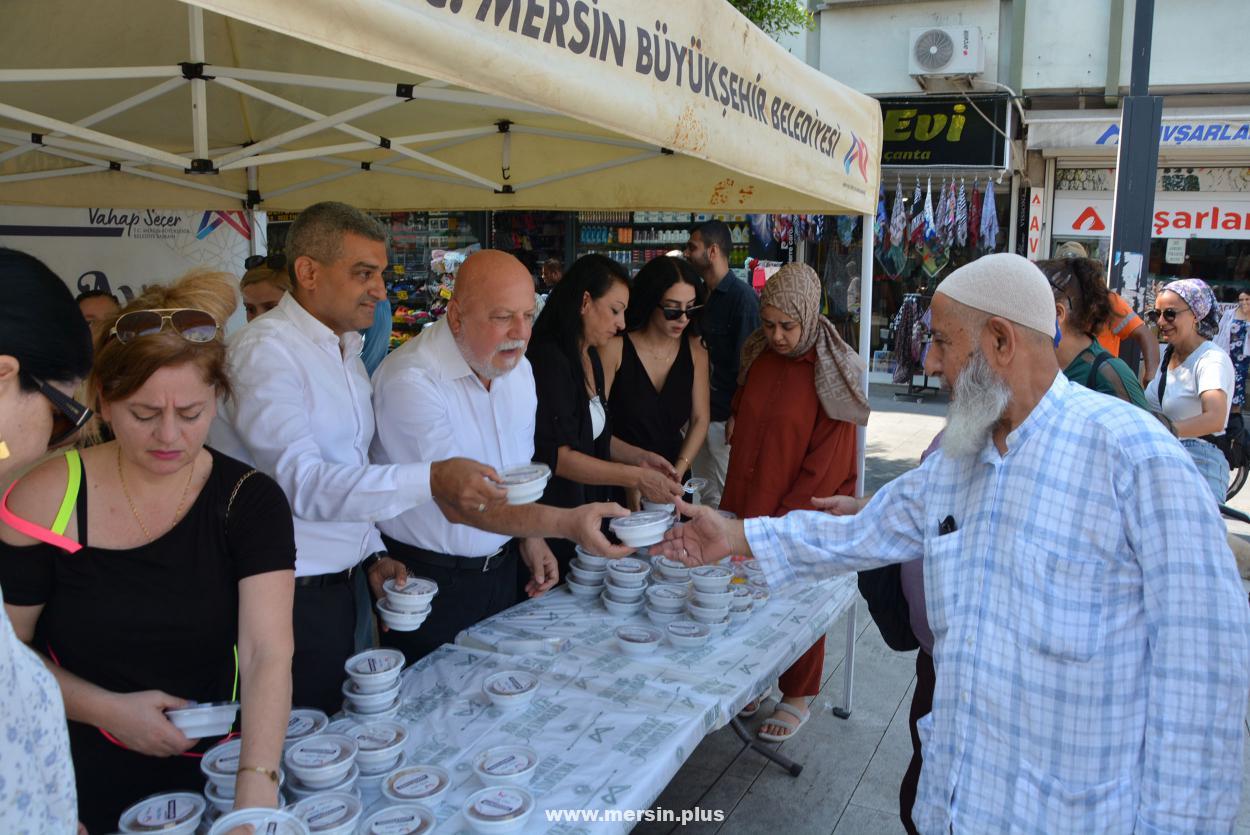 Büyükşehir Aşhanesi’nde Bolluk ve Bereket İçin Kaynayan Aşureler Mersinlilere Dağıtıldı
