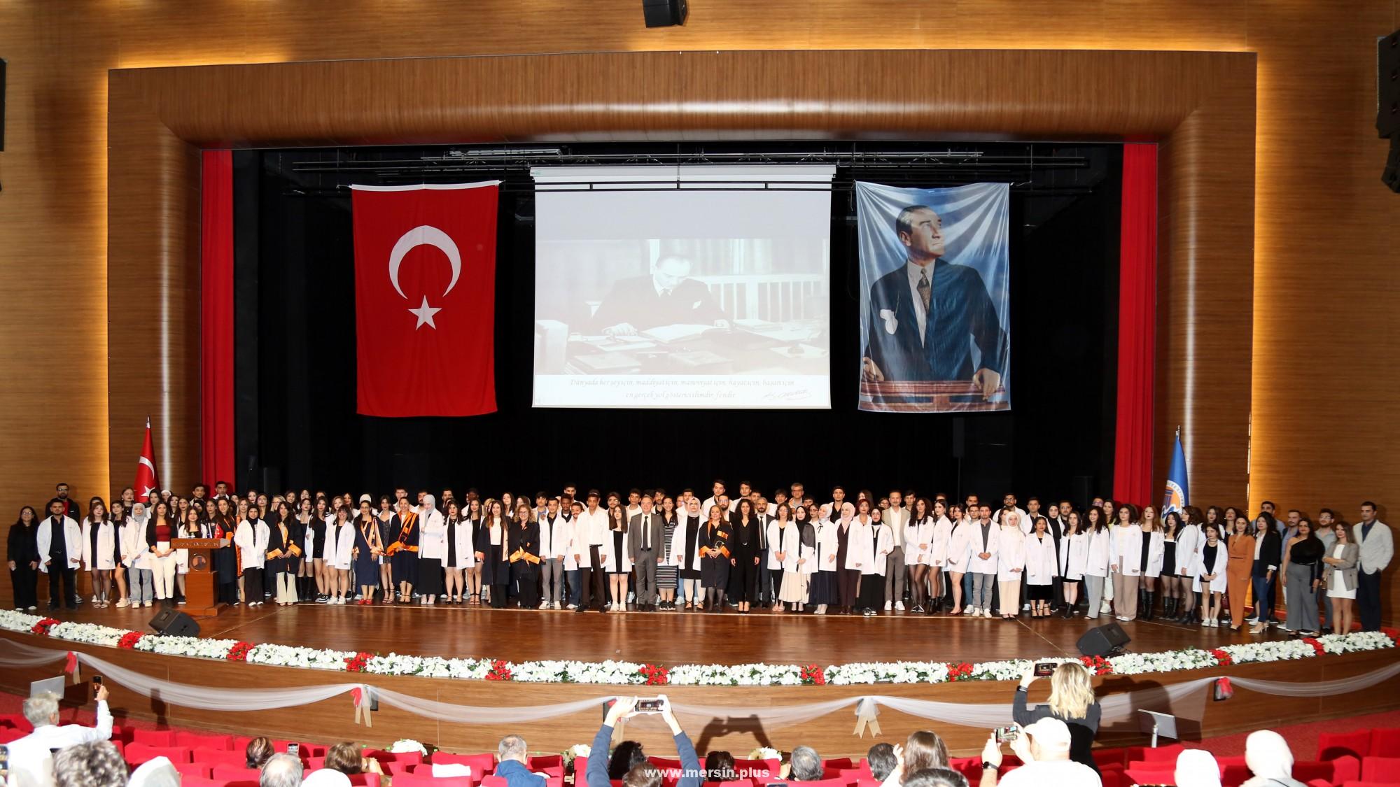 Eczacılık Fakültesi 1. Sınıf Öğrencilerimiz Düzenlenen Törenle Beyaz Önlüklerini Giydi