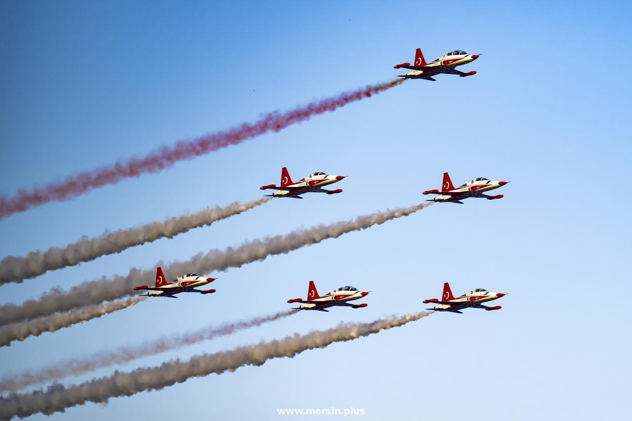 Mersin’in 23 Nisan Coşkusu, ‘Türk Yıldızları’ Gösterisi İle Taçlandı