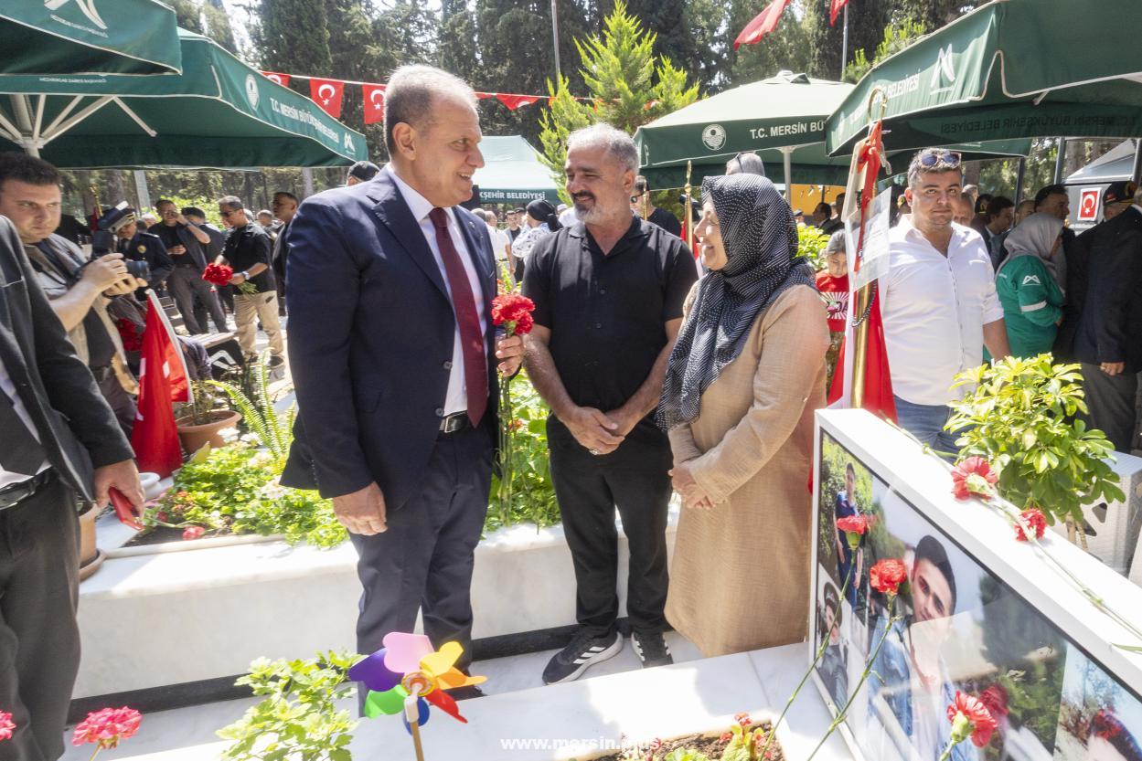 Başkan Seçer, Bayram Arifesinde Şehitliği Ziyaret Etti, Protokolle Bayramlaştı