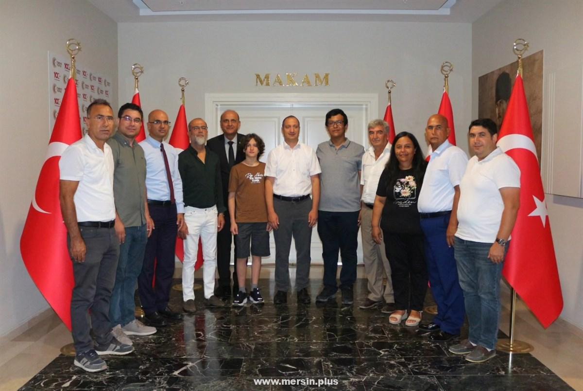 Tarsus’ta Eğitim Başarısı: Kaymakam Akyüz, İki Şampiyonu Makamında Misafir Etti