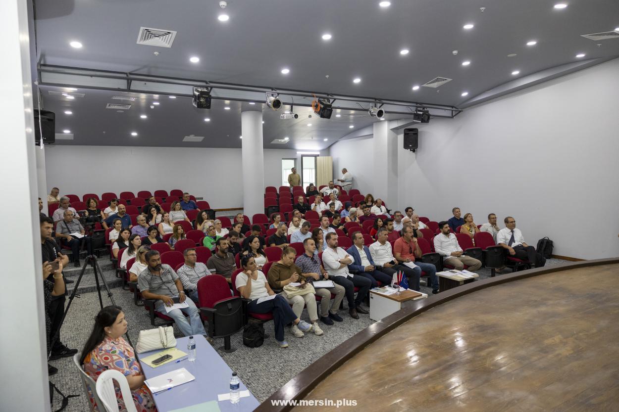 Aydıncık’ta Sabahattin Çakmakoğlu Caddesi yenilendi — 1.400 m sıcak asfaltla ulaşım rahatladı