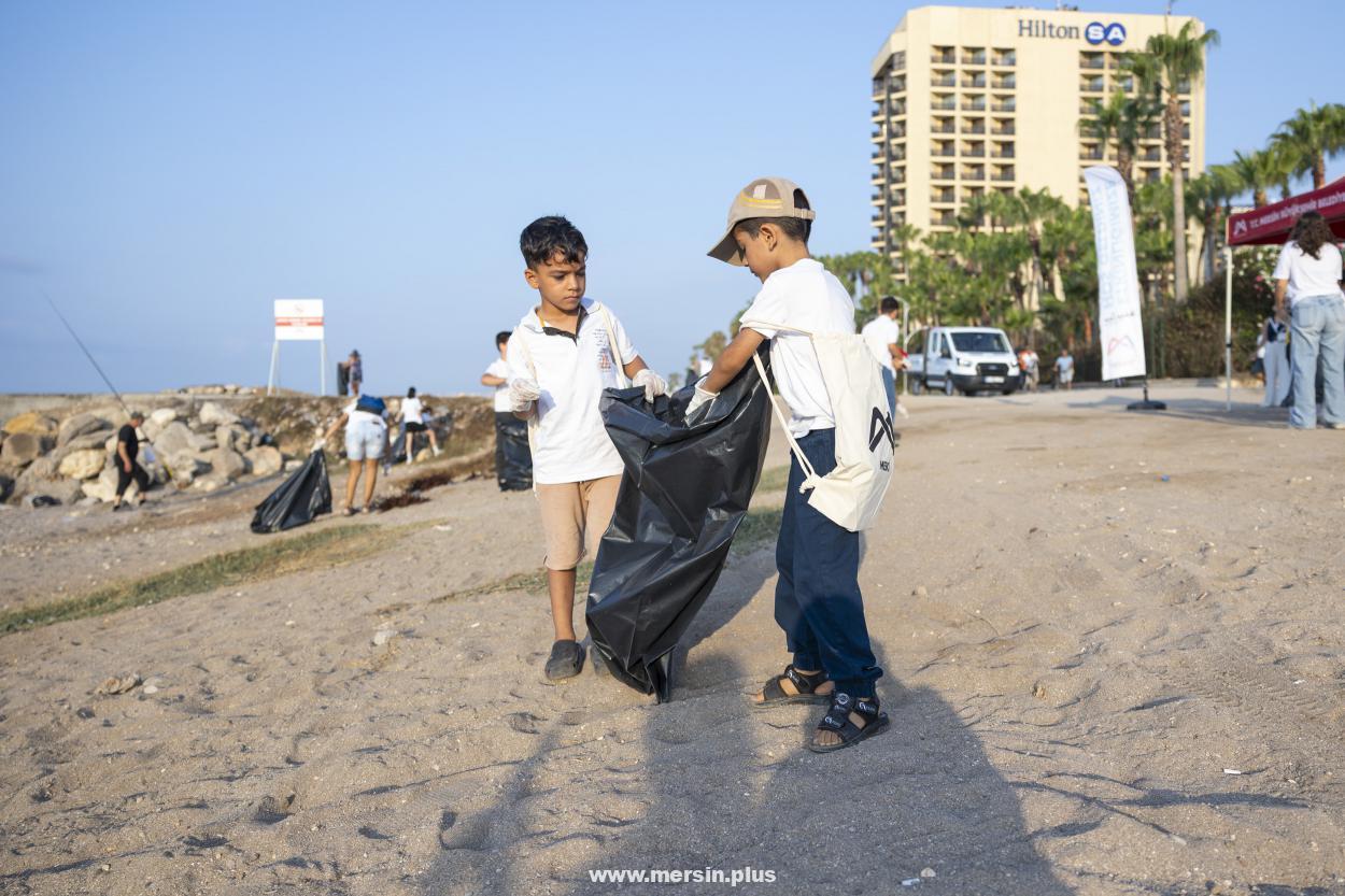 Genç Fenomen Aras Kayretli ile Mersin’de Çevre Temizliği Hamlesi Büyüyor