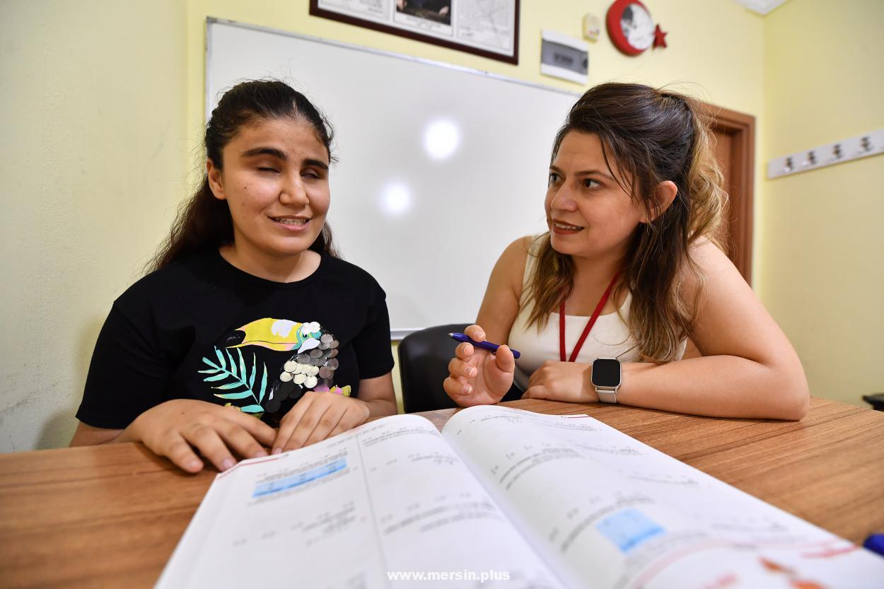 Mersin Büyükşehir Belediyesi’nden Görme Engelli Öğrenciye Umut Dolu Destek