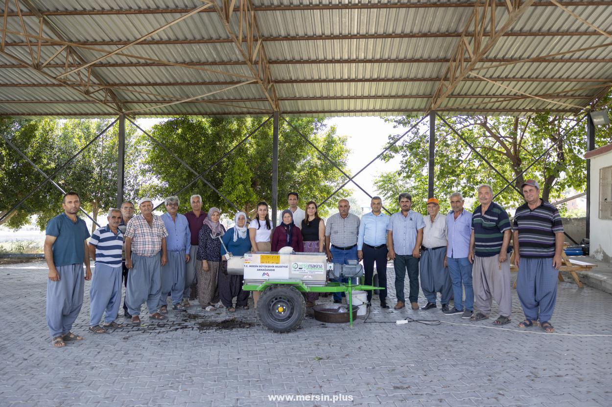 Mersin Büyükşehir’den Sucular’a Yeni Üzüm Sıkma Makinesi