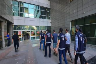 Mersin Polisi Kaçak Göçmen Operasyonunda Şüphelileri Yakaladı