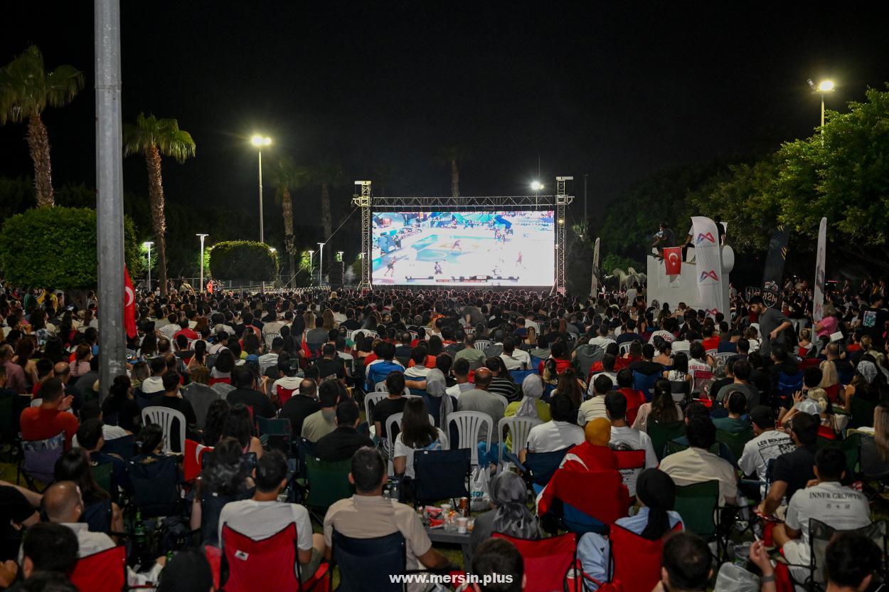 Mersinliler, Türkiye-Almanya EuroBasket 2025 Finalini Açık Hava Ekranında İzledi