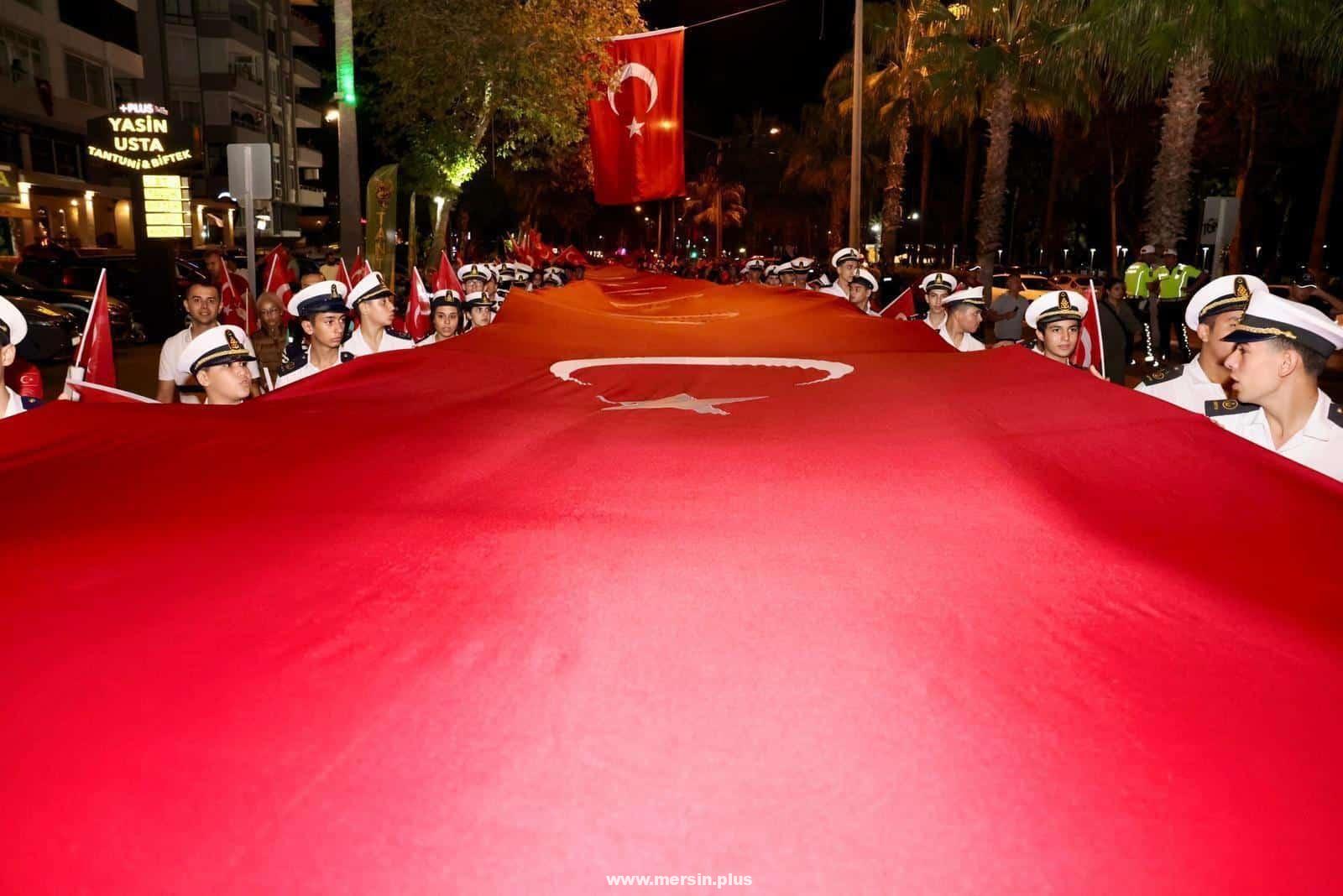 102 Metrelik Bayrakla Cumhuriyet Yürüyüşü: Mersin’de Görkemli Kutlama