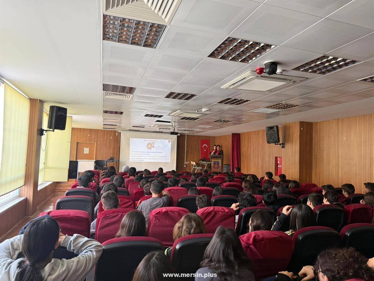 Jandarmadan Her Yaş Grubuna Güvenli İnternet Kullanımı Eğitimi