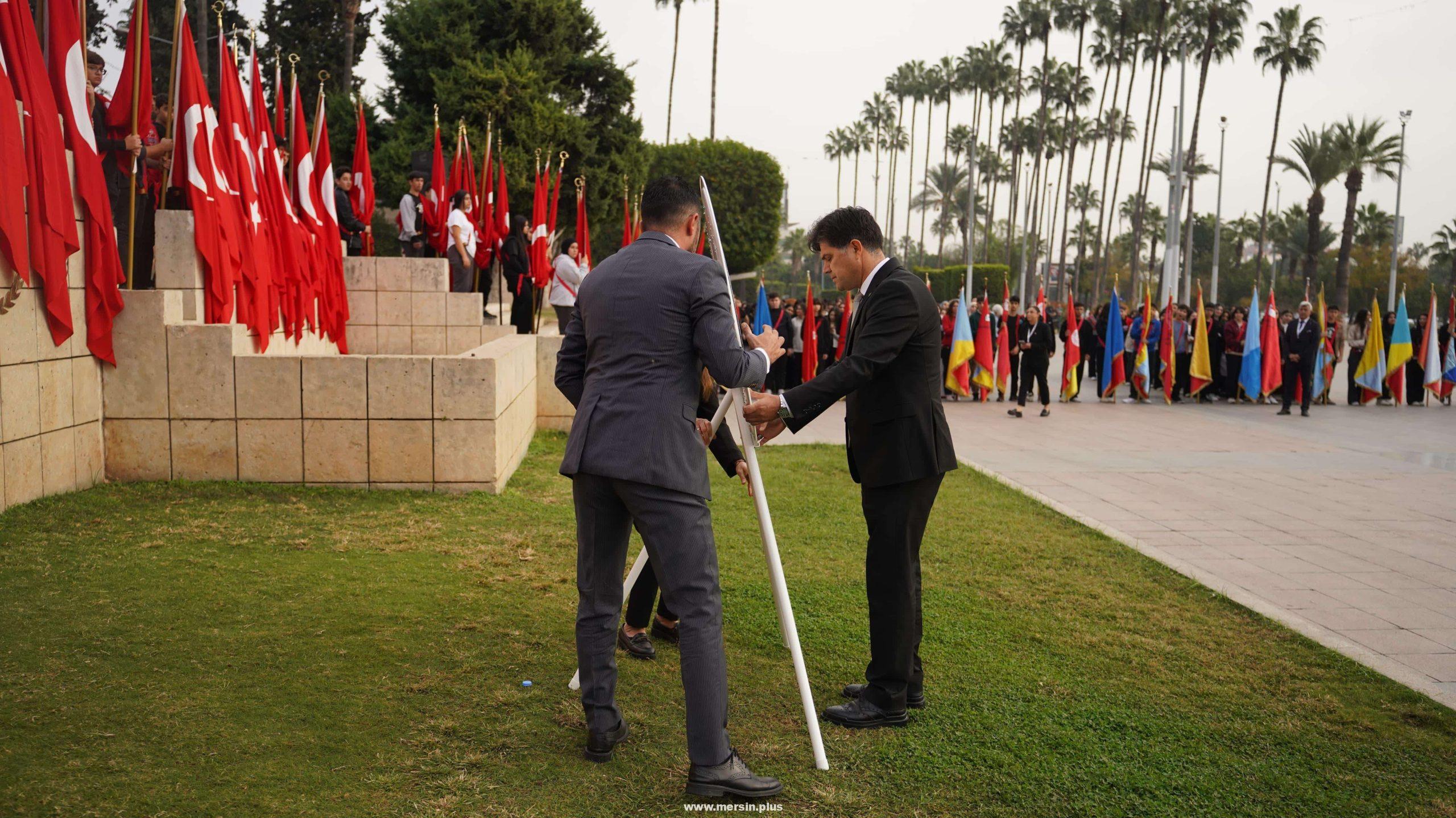 Cumhuriyet Alanı’nda 24 Kasım Öğretmenler Günü Çelenk Sunma Programı Gerçekleştirildi