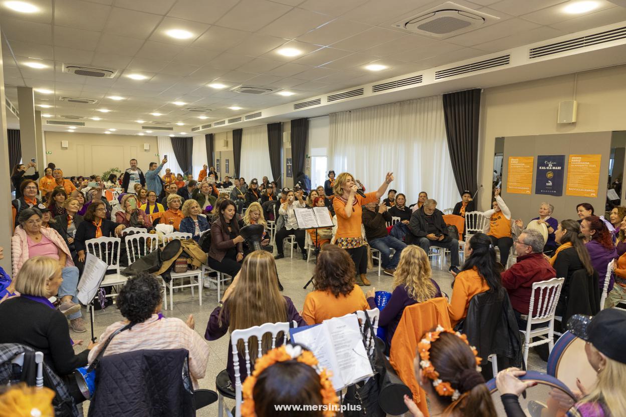 Mersin’de kadınlar turuncuya büründü: Büyükşehir’den şiddete karşı farkındalık yürüyüşü