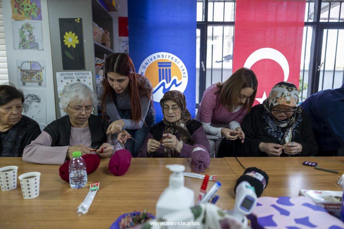 Alzheimer hastaları Mersin’de Gülümse Yaşam Merkezi’nde sanatla güçleniyor