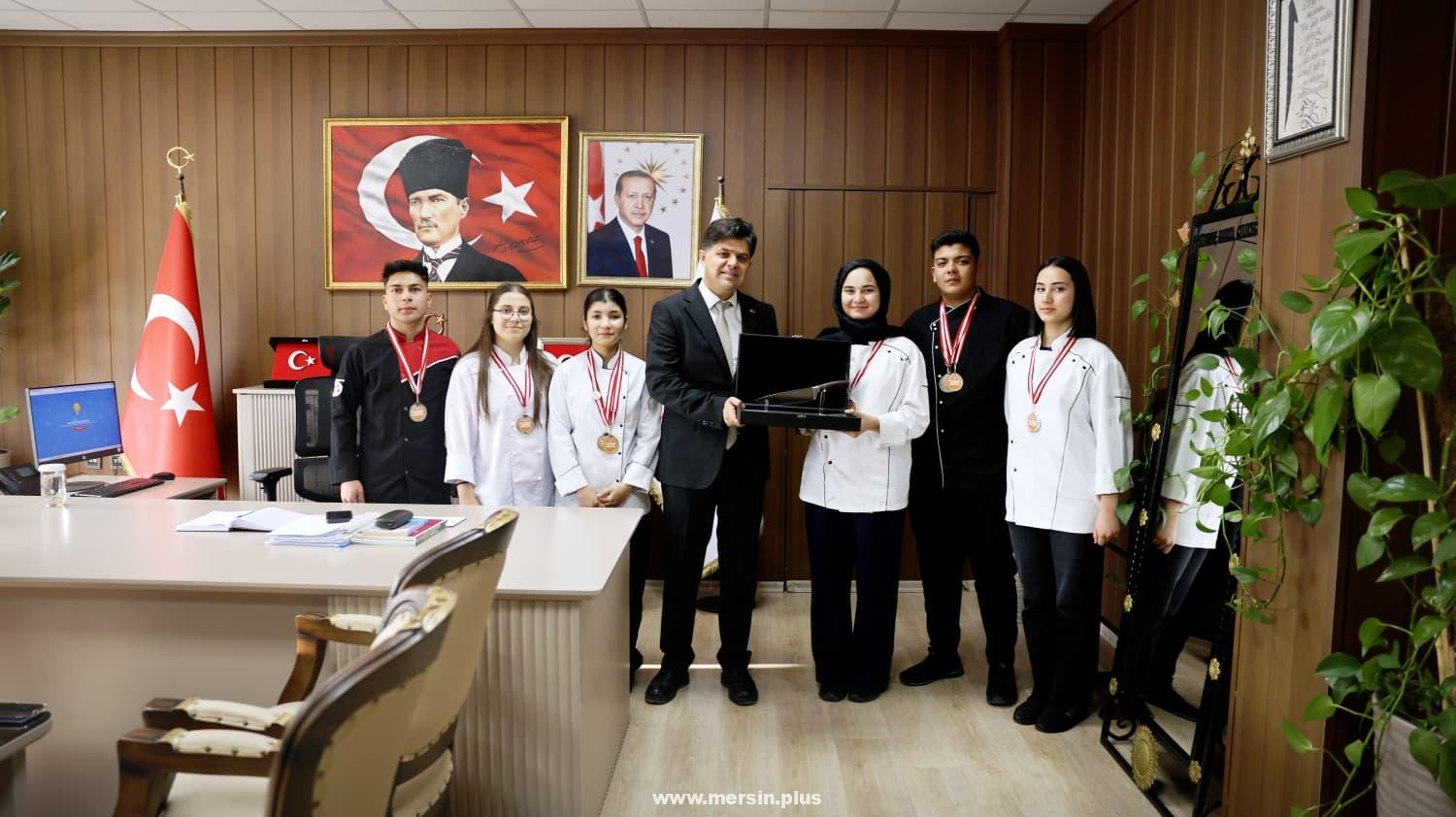 Uluslararası Başarılı Öğrencilerden Müdür Özdemirci’ye Anlamlı Buluşma